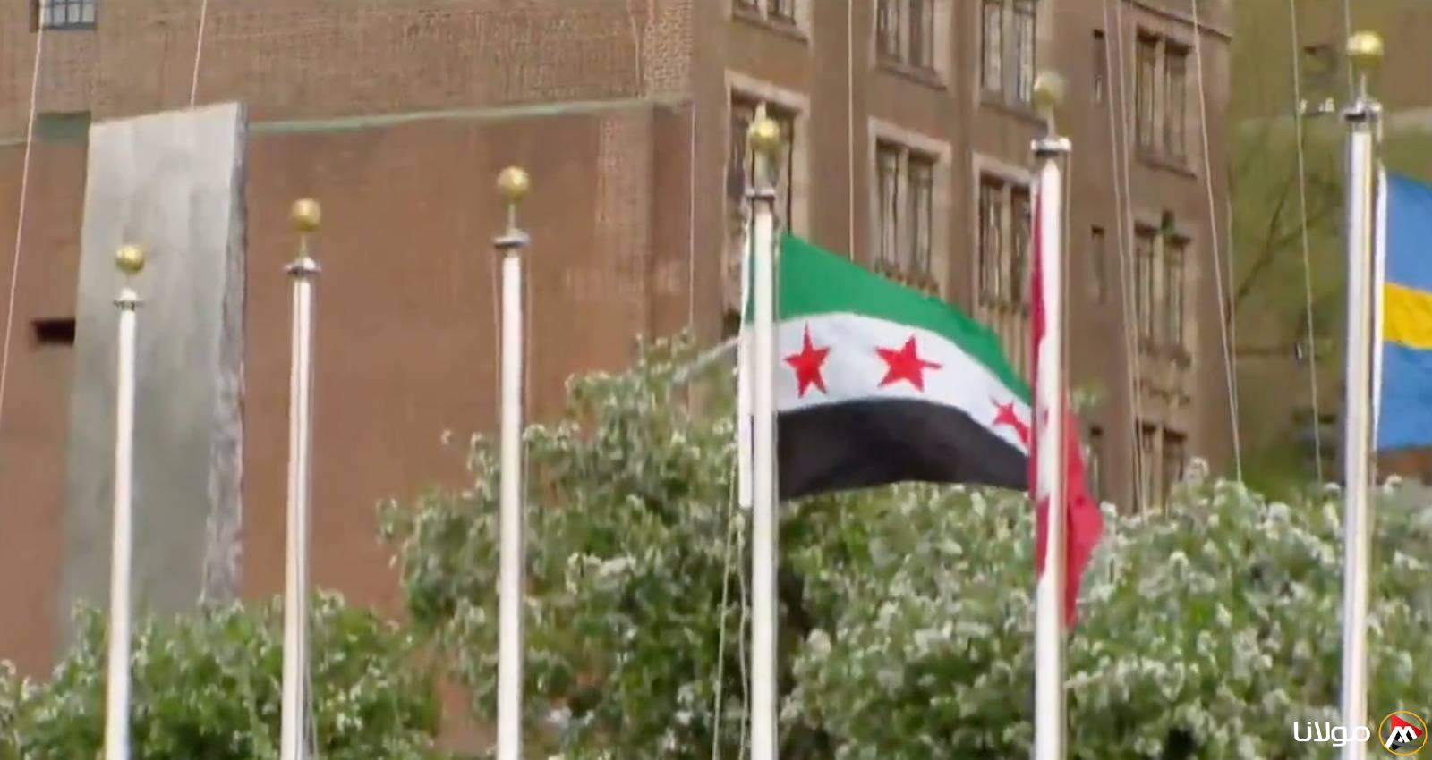 للمرة الأولى.. رفع العلم السوري الجديد أمام مبنى الأمم المتحدة