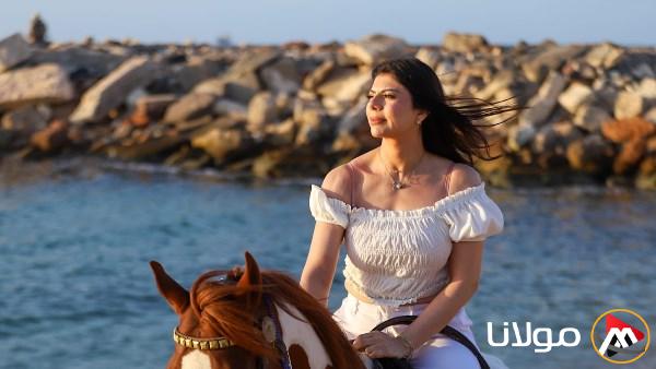 أميرة فتحي تتألق في جلسة تصوير ساحرة على ظهر الحصان في شاطئ الإسكندرية