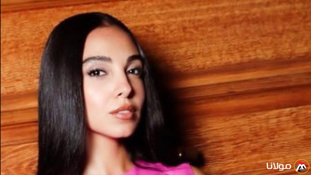 سلمى أبو ضيف تتألق بإطلالة صيفية ساحرة وتلفت الأنظار في أحدث ظهور لها