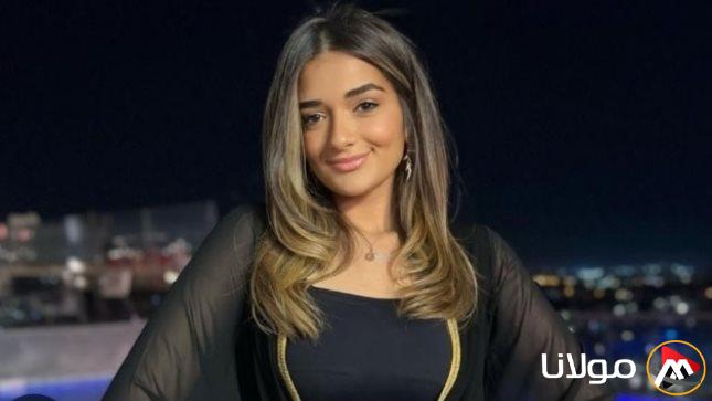 تألقي مع ملك زاهر في أحدث إطلالة بفستان أزرق رائع