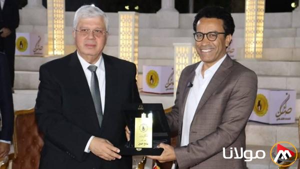 وزير التعليم العالي يكرم الفنان سامح حسين ويثني على إبداعه في تقديم القطايف