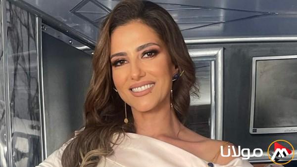 فستان أبيض يبرز أناقة حنان مطاوع في إطلالة ساحرة وجذابة