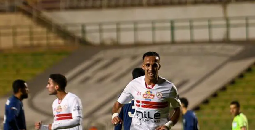 ناصر منسي يرتدي قناع الوجه قبل مباراة الزمالك والبنك الأهلي