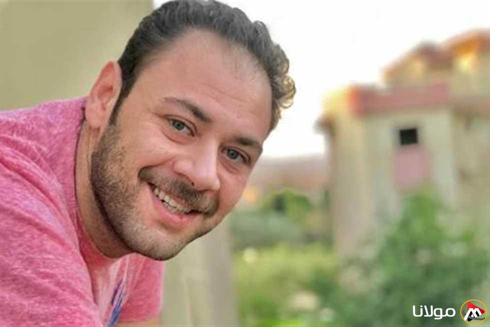 محمد علي رزق يكشف كيف رفض والده دخوله عالم التمثيل وارتبط بمحل كشري شهير في فيديو مثير
