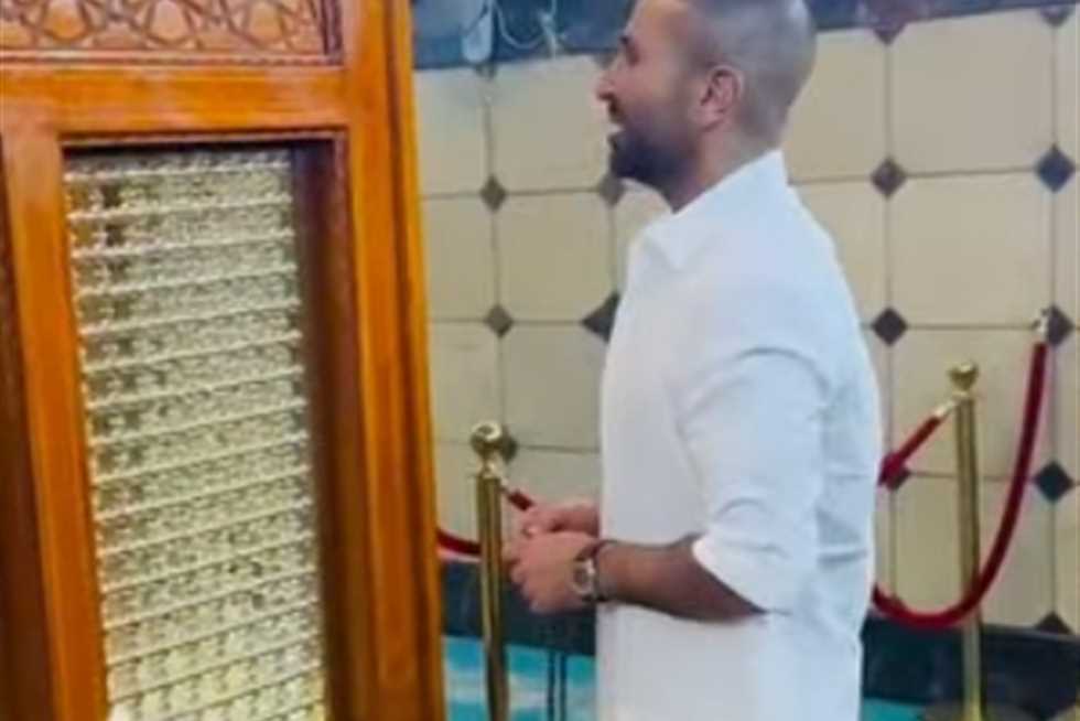 أحمد سعد يتضرع أمام مقام أبي حنيفة النعماني في بغداد.. شاهد الفيديو المميز!