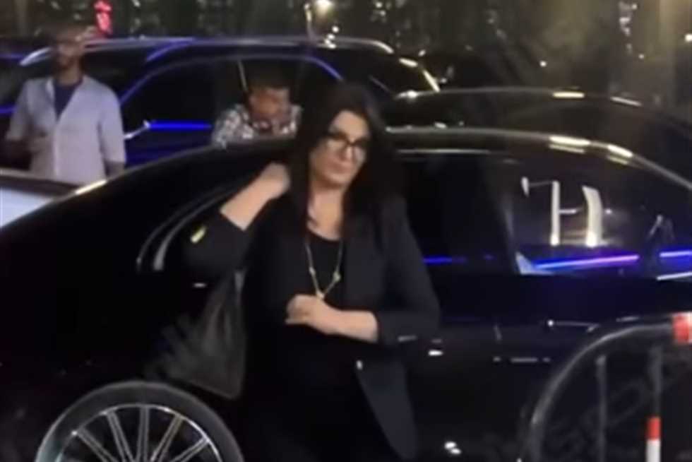 نيللى كريم ومنى الشاذلى تشاركان في عزاء المنتج وليد مصطفى.. شاهد الفيديو!