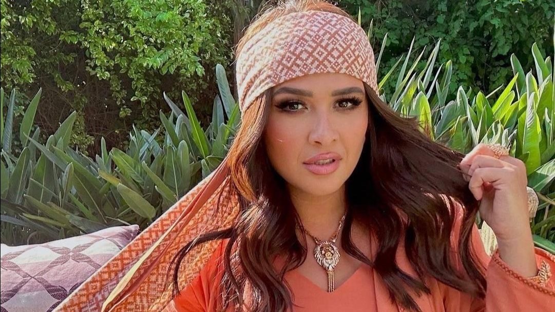 ياسمين عبد العزيز تتألق بجمال ورشاقة في أحدث إطلالة لها