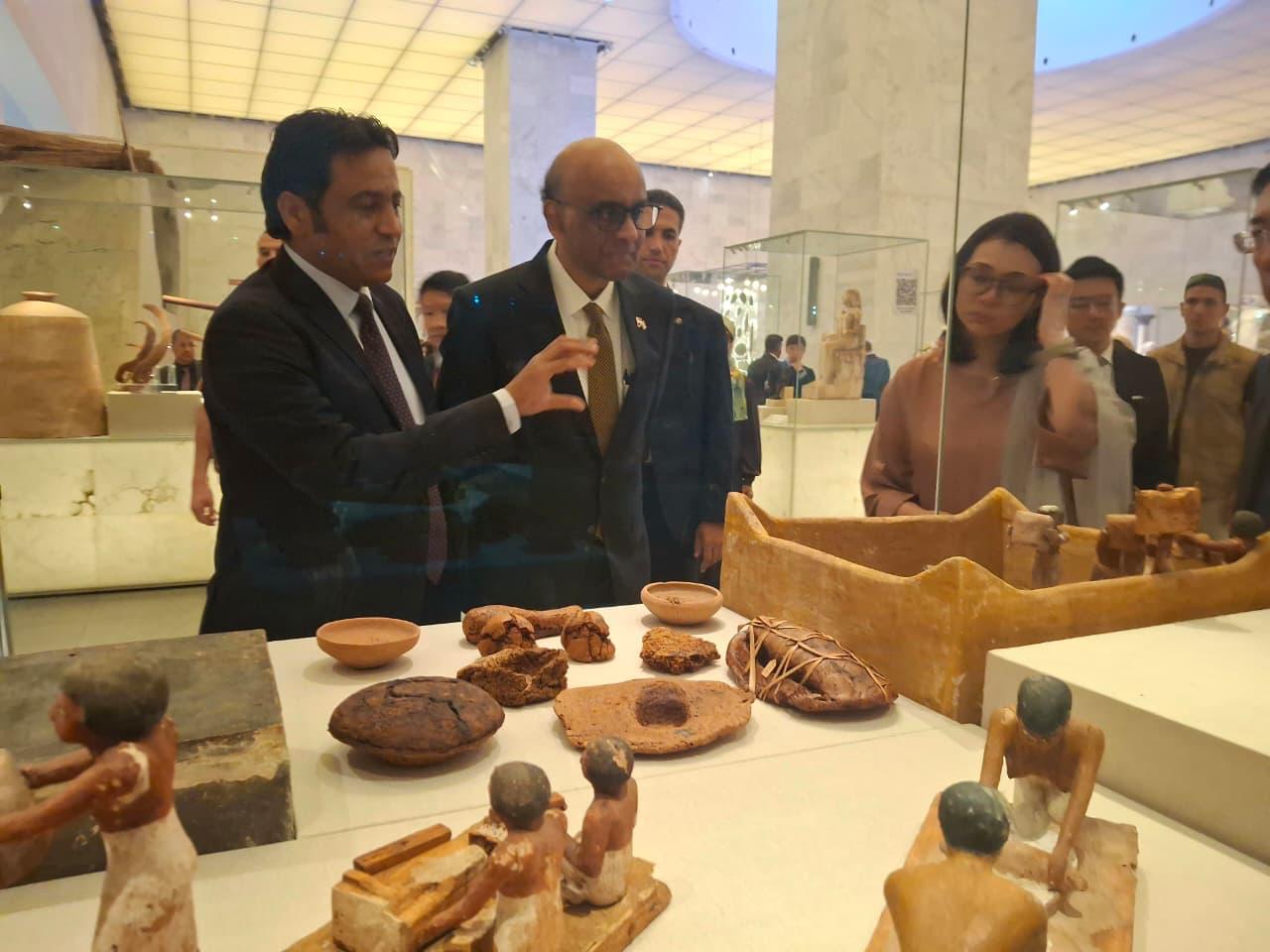 زيارة رئيس سنغافورة إلى المتحف