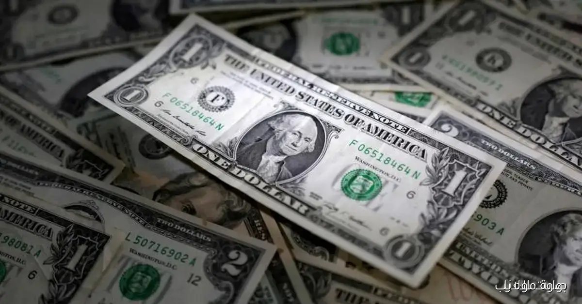 سعر الدولار مقابل الدينار العراقي اليوم هبوط مفاجئ في السوق السوداء يغير المعادلة