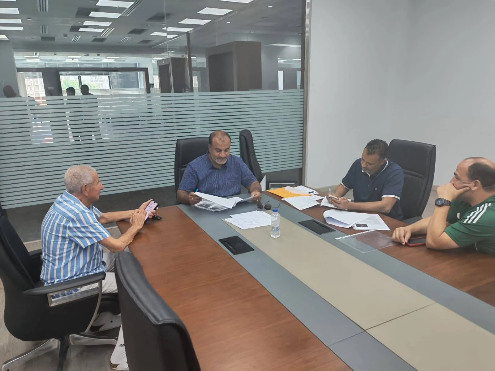 عدد من المدربين يتقدمون للحصول على الرخصة برو