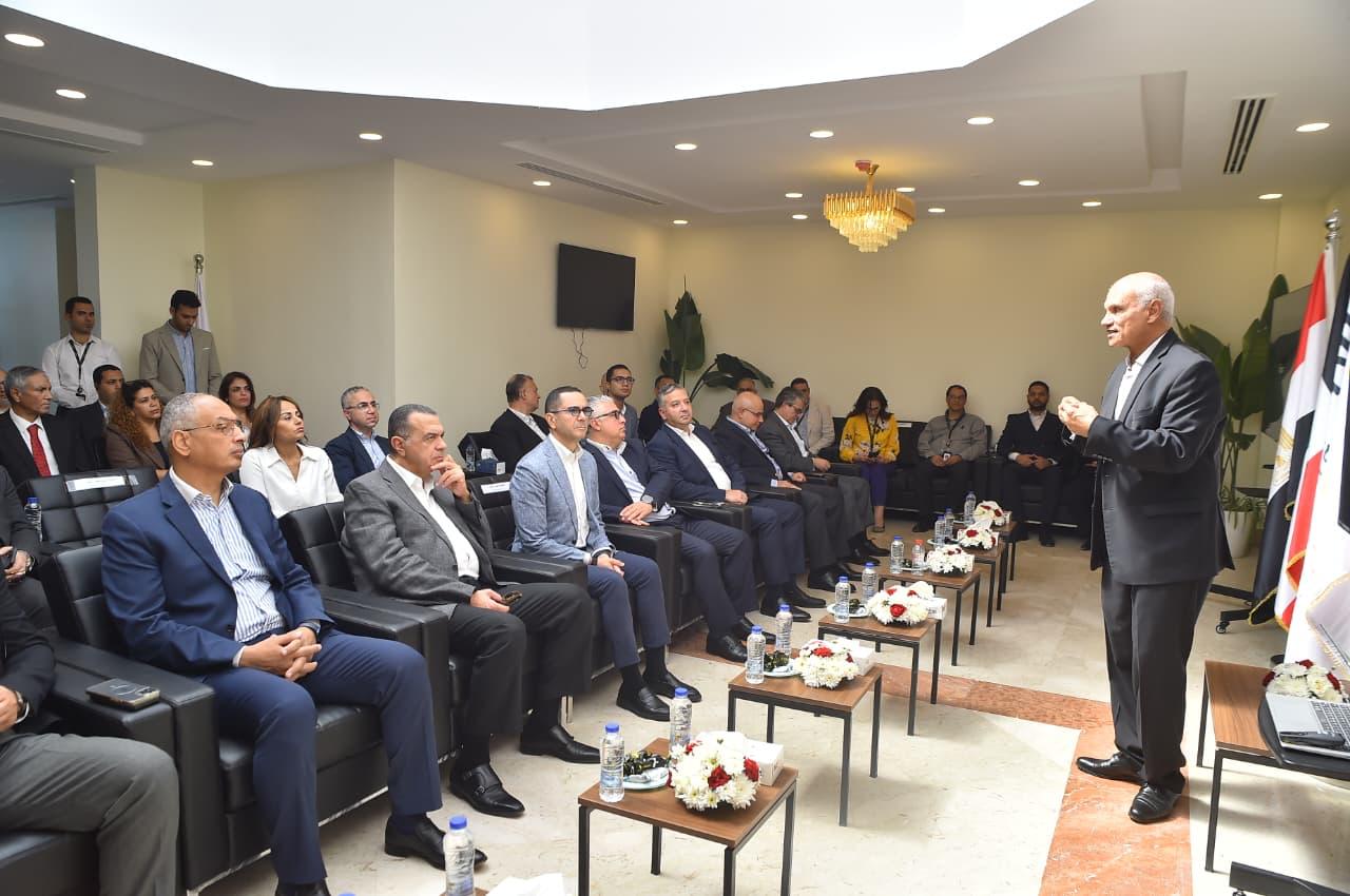 وزير الاستثمار والتجارة الخارجية يتفقد المركز اللوجستي الجمركي للمنطقة الاقتصادية لقناة السويس