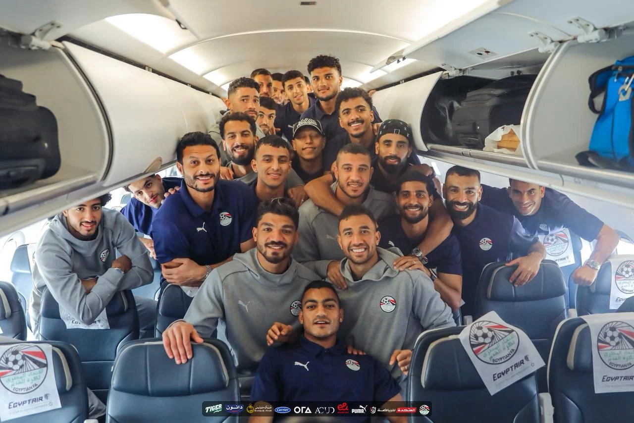 بعثة المنتخب فى الطائرة بعثة المنتخب فى الطائرة